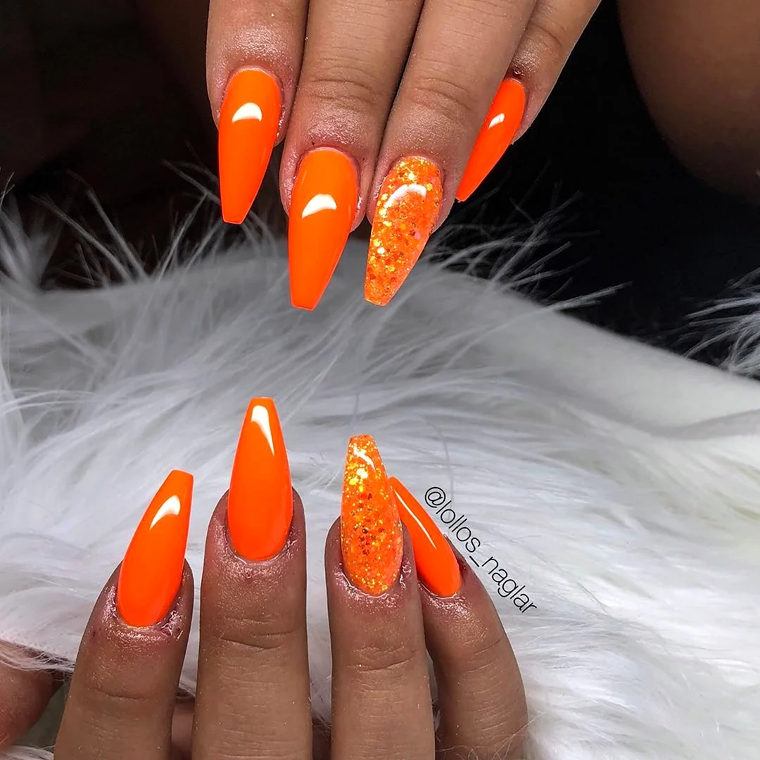 Оранжевый маникюр на длинные ногти