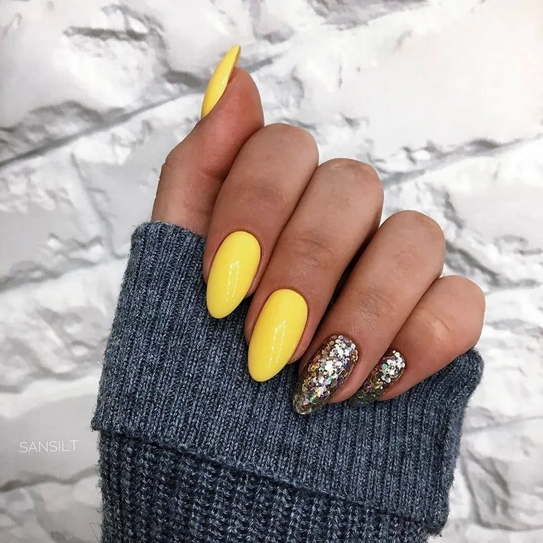 Маникюр желтый с блестками
