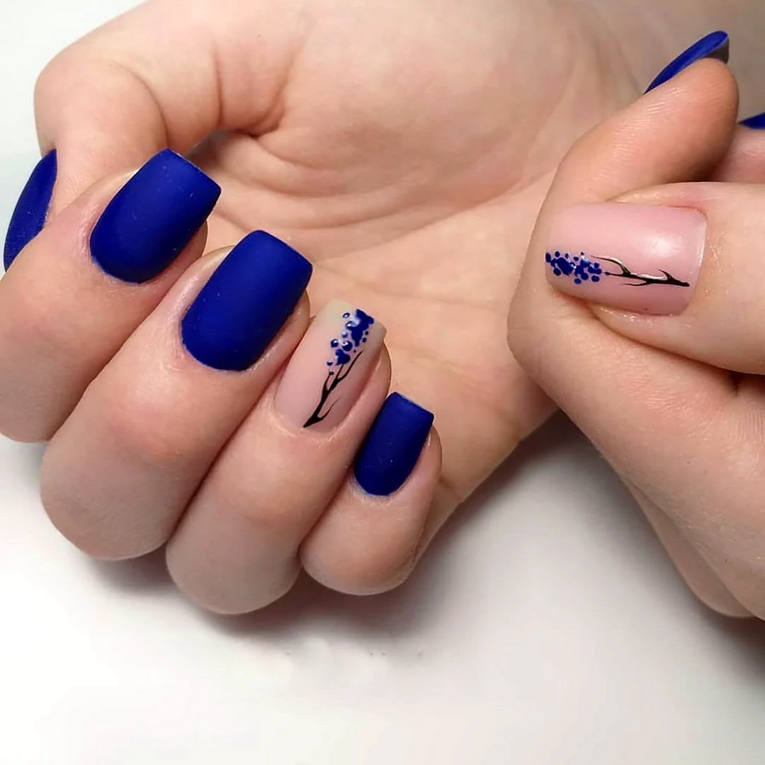 Синий маникюр
