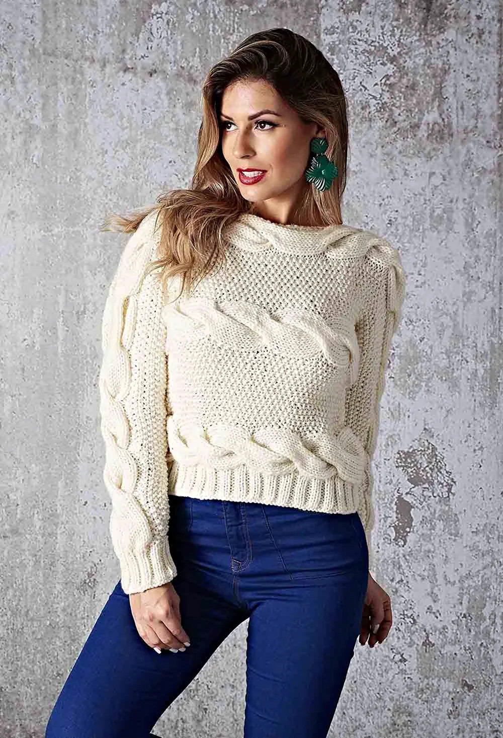 Вязаный свитер женский