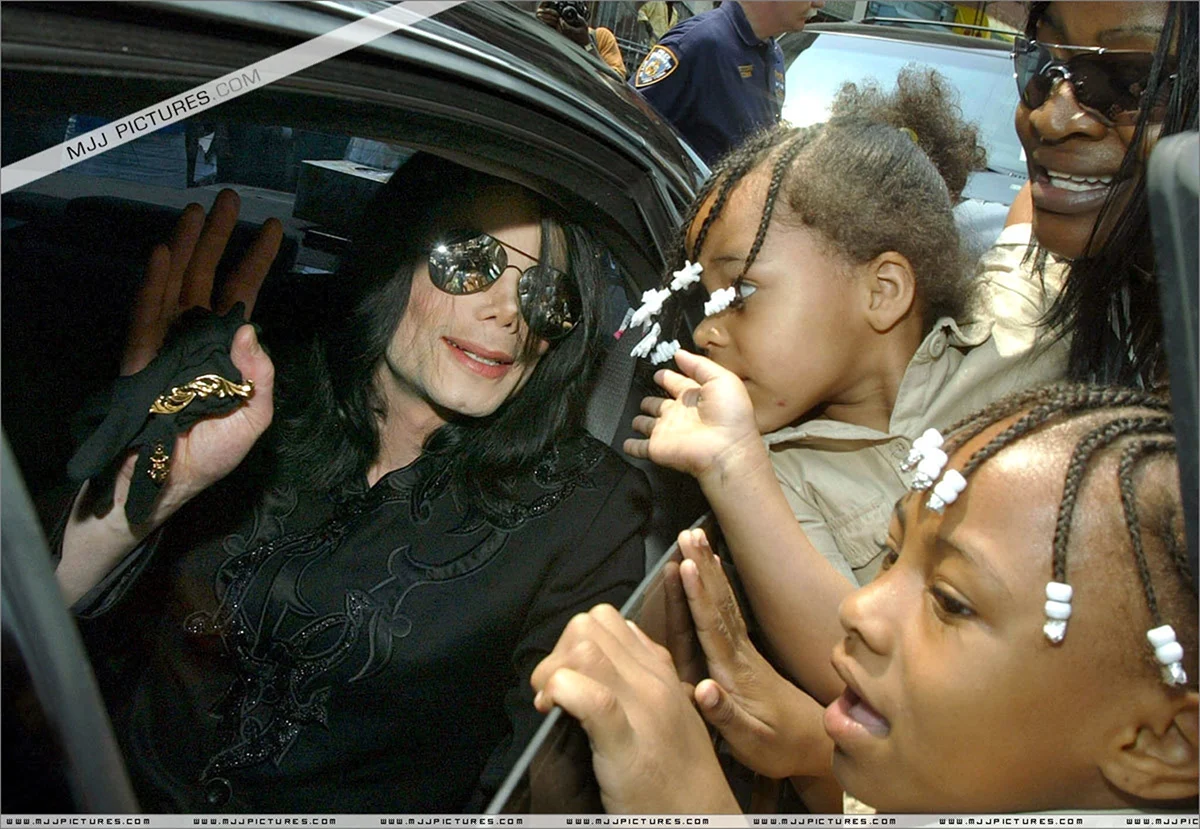 Майкл Джексон в инвалидном кресле