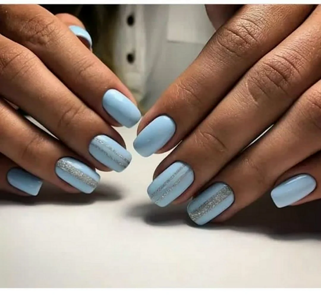 Голубой маникюр