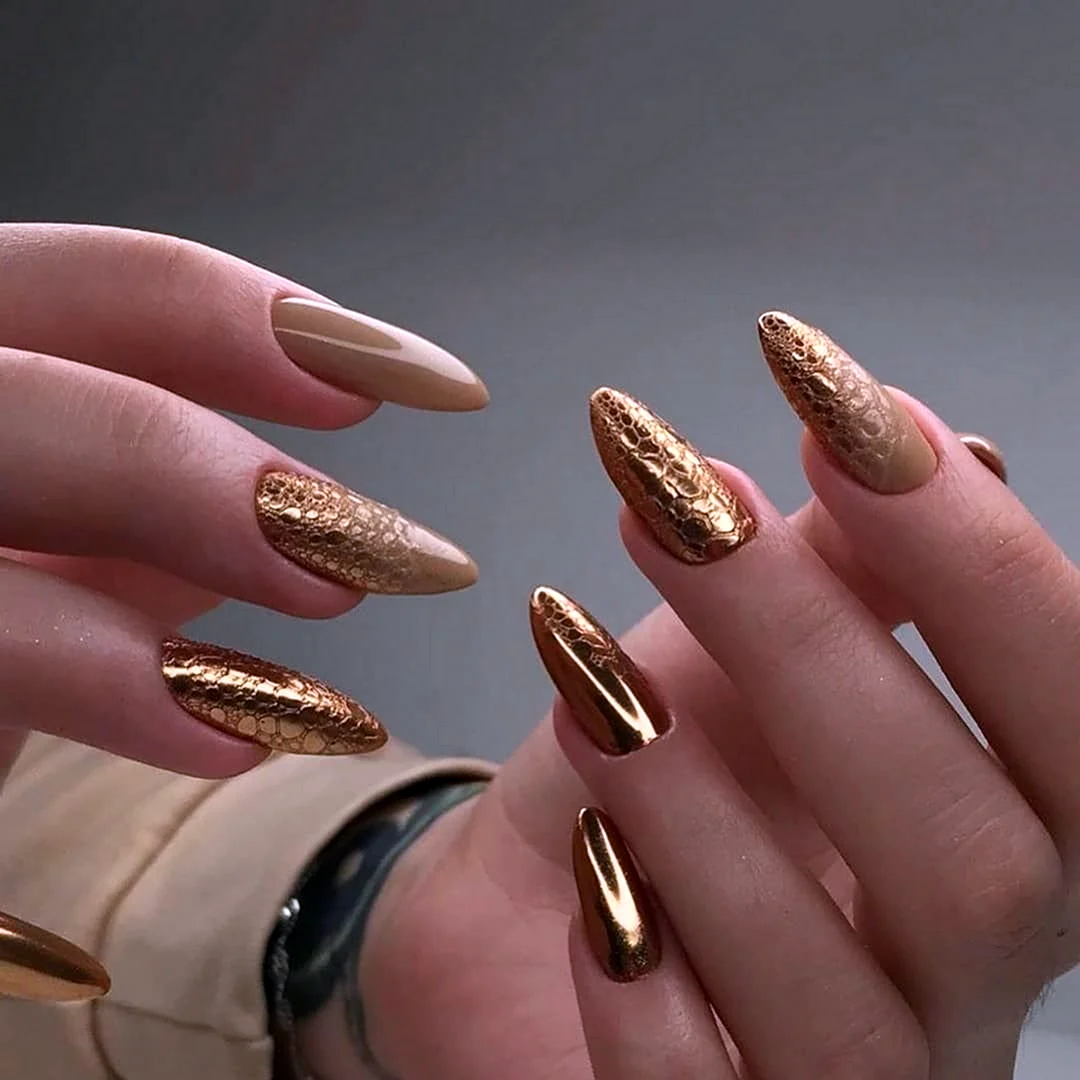 Маникюр осень 2022 модные золотой втиркой