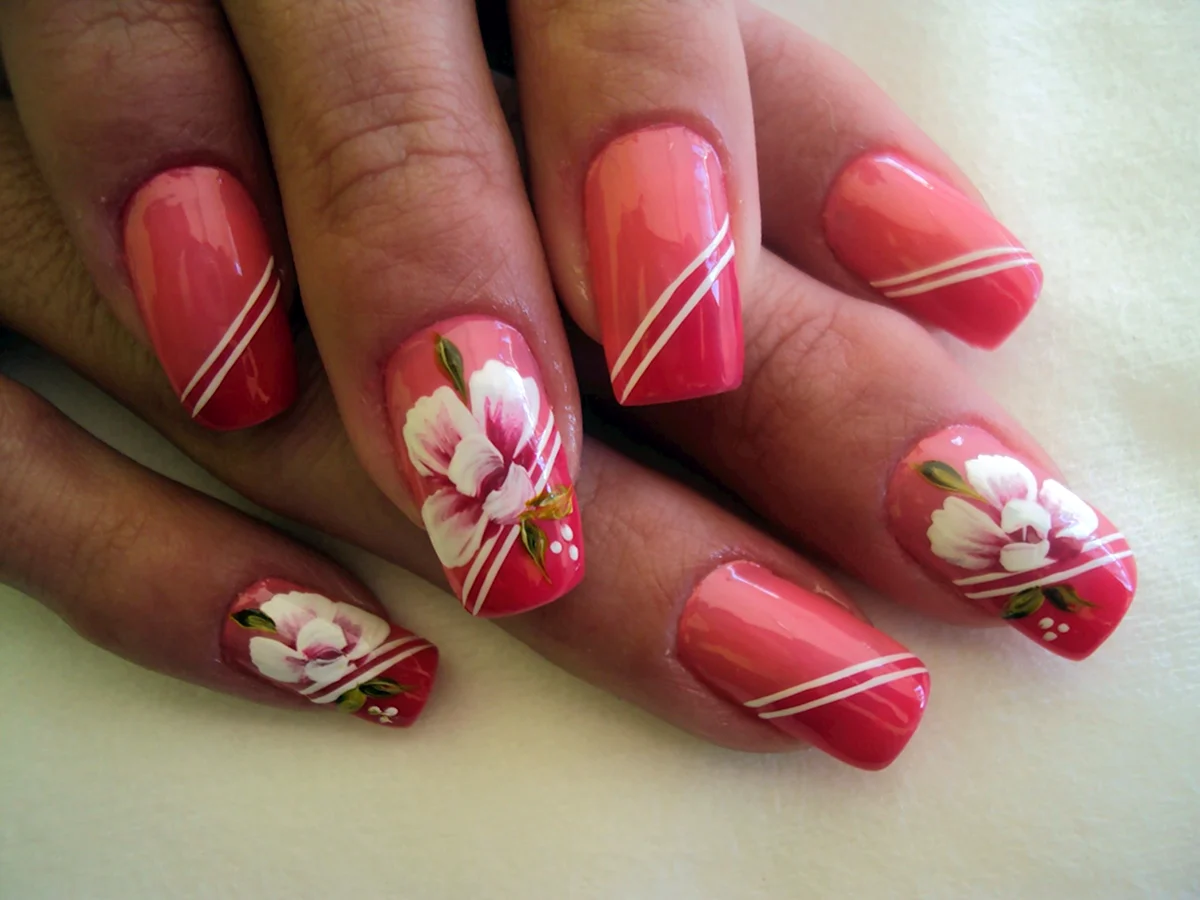 Маникюр красный с розовыми розами