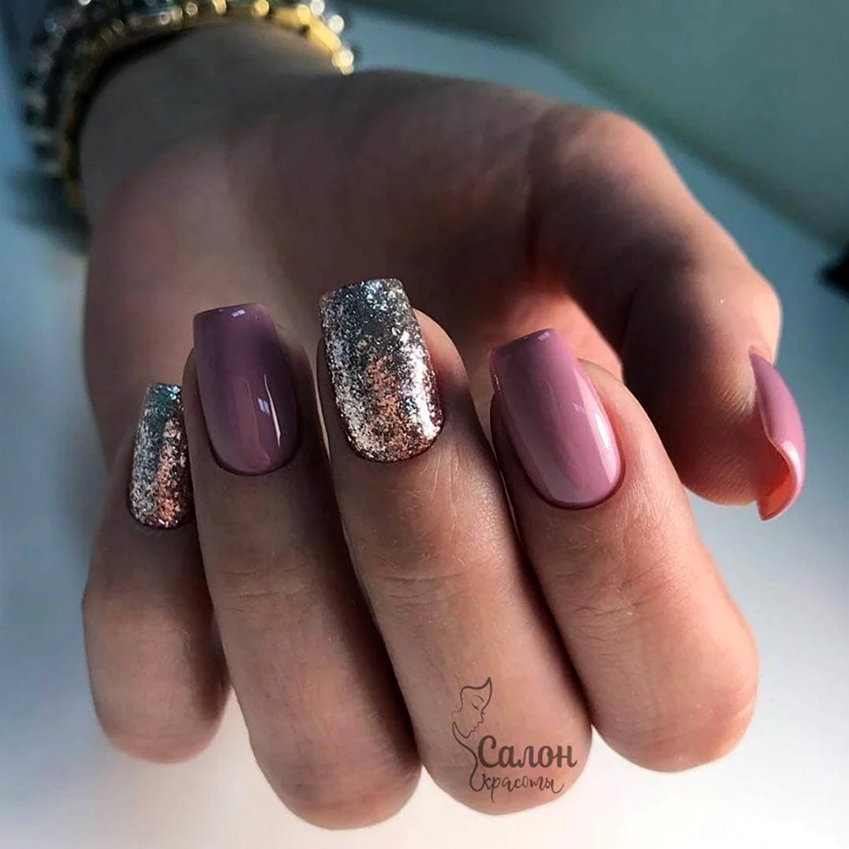 Розовый маникюр с втиркой