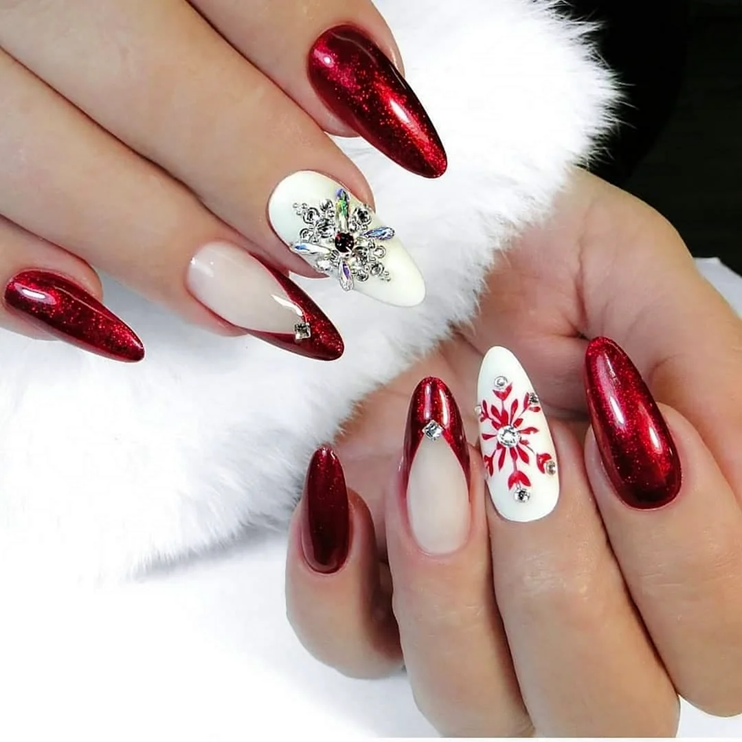 Новогодний маникюр на миндалевидные ногти красный