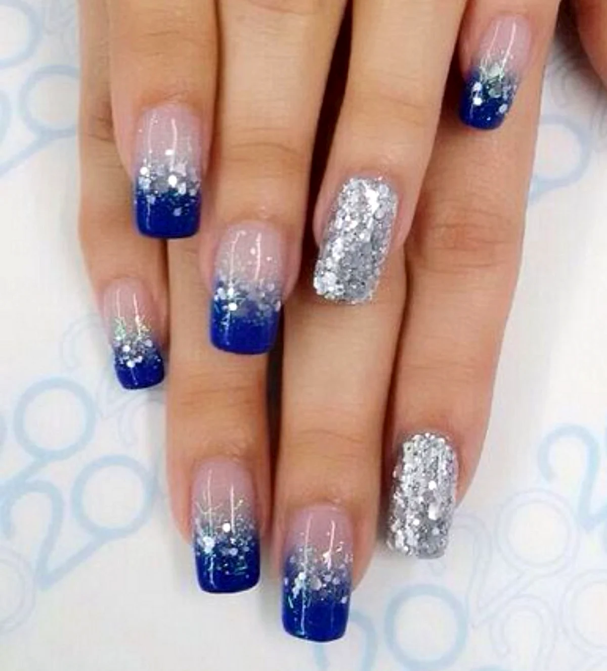 Маникюр френч синий с блестками