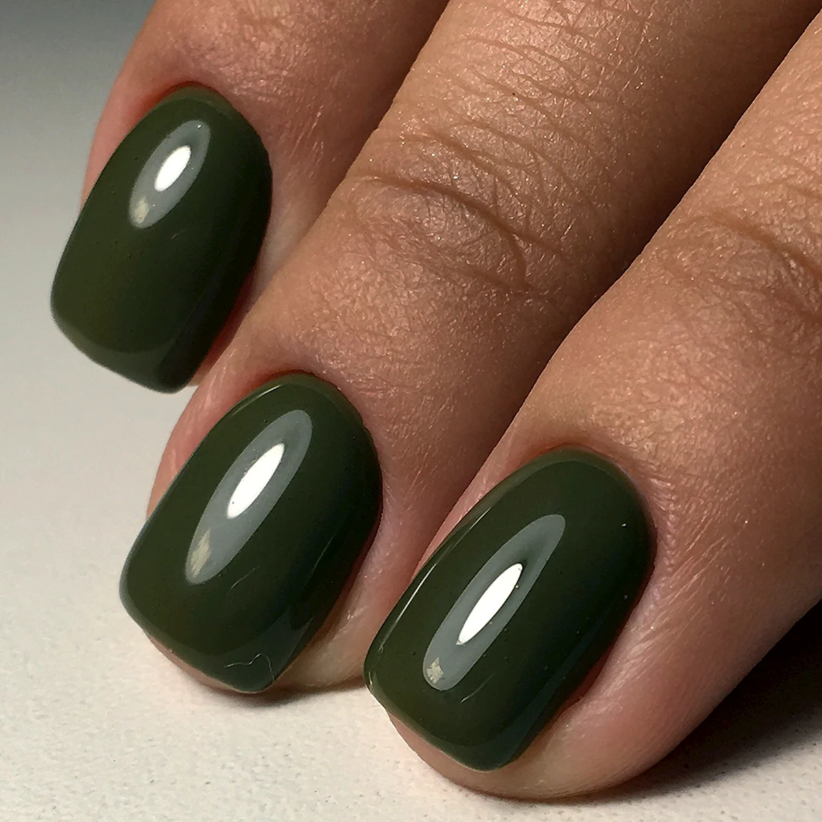 Ногти болотного цвета