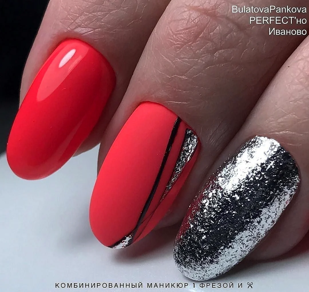 Маникюр красный с серебром