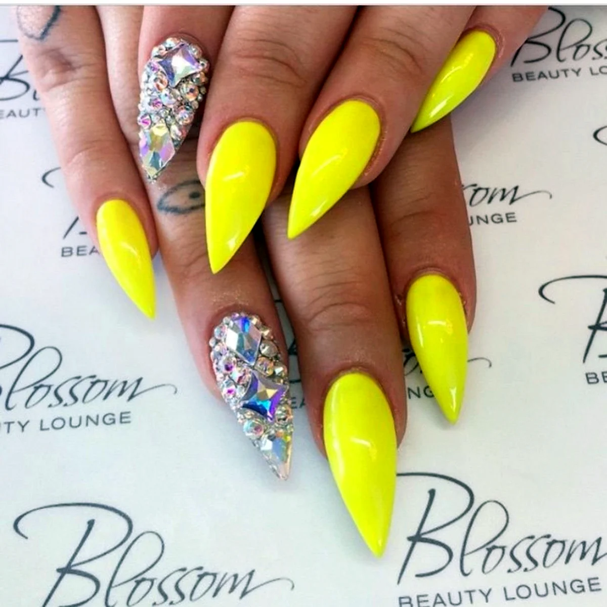 Желтые острые ногти