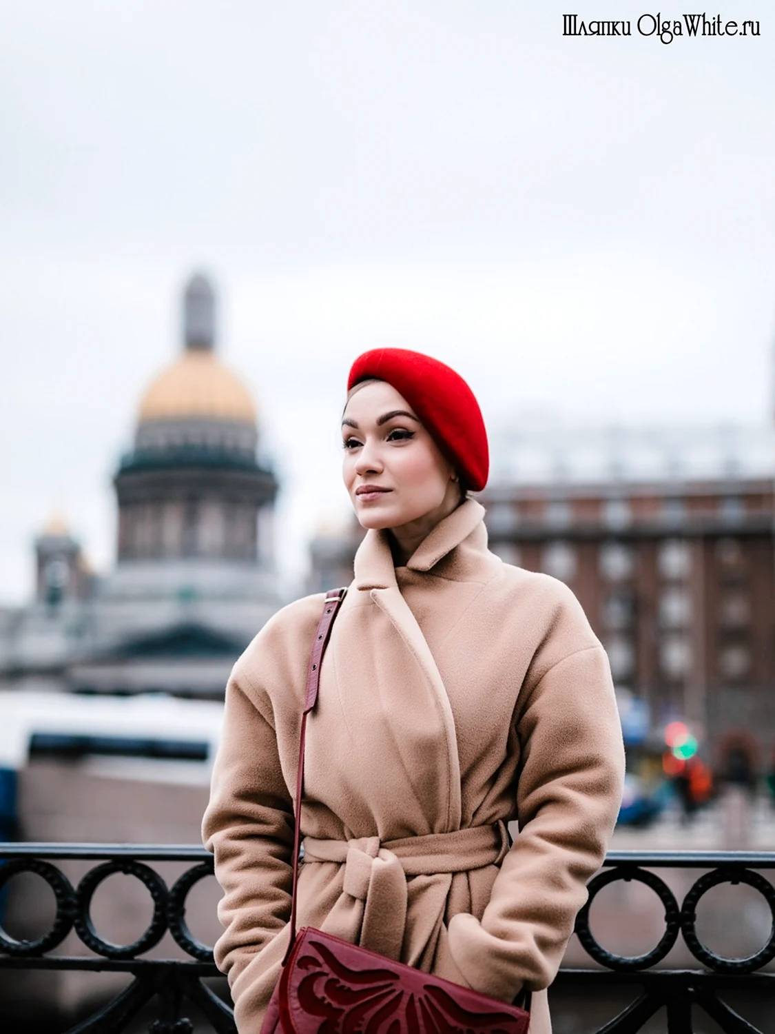 Бежевое пальто и красный берет