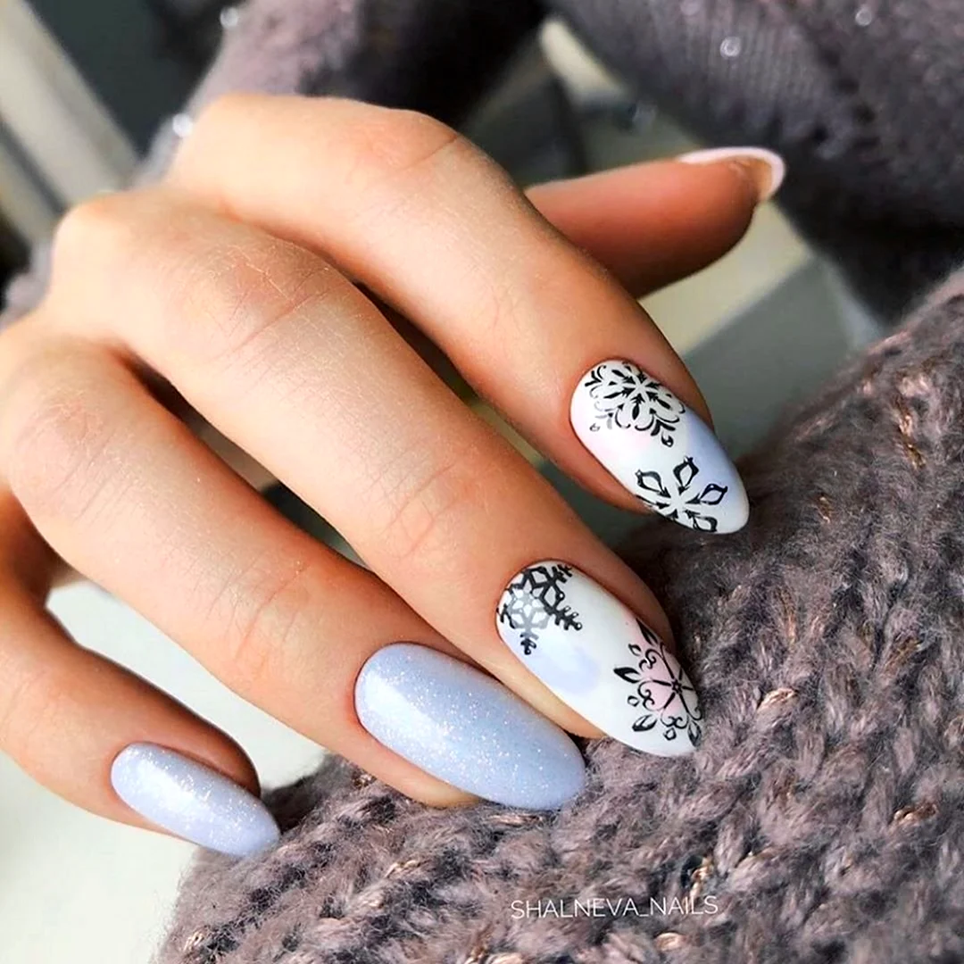 Зимний маникюр на миндальную форму