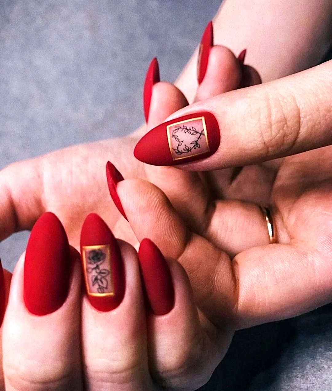 Красный маникюр 2021 миндаль матовый