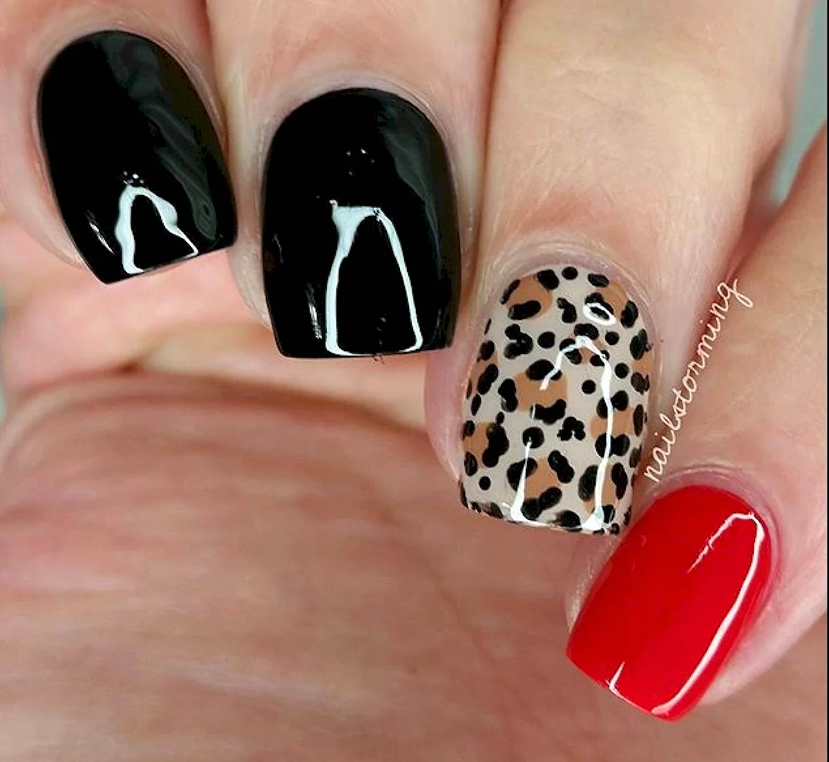 Красный с леопардовым маникюр