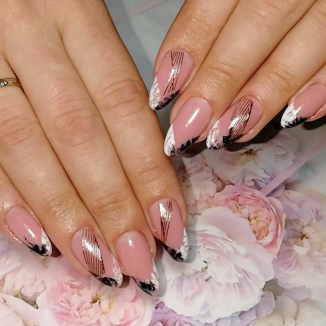 Красивый френч на ногтях