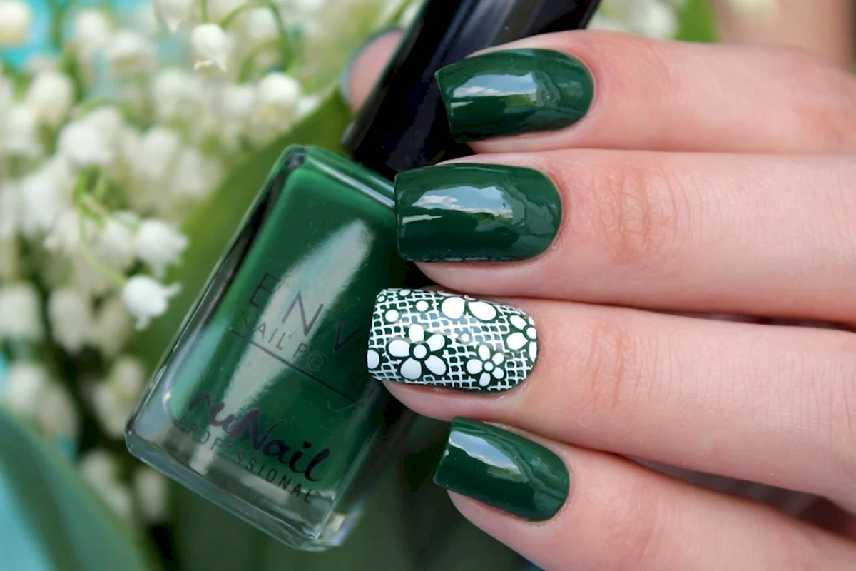 Маникюр зеленый