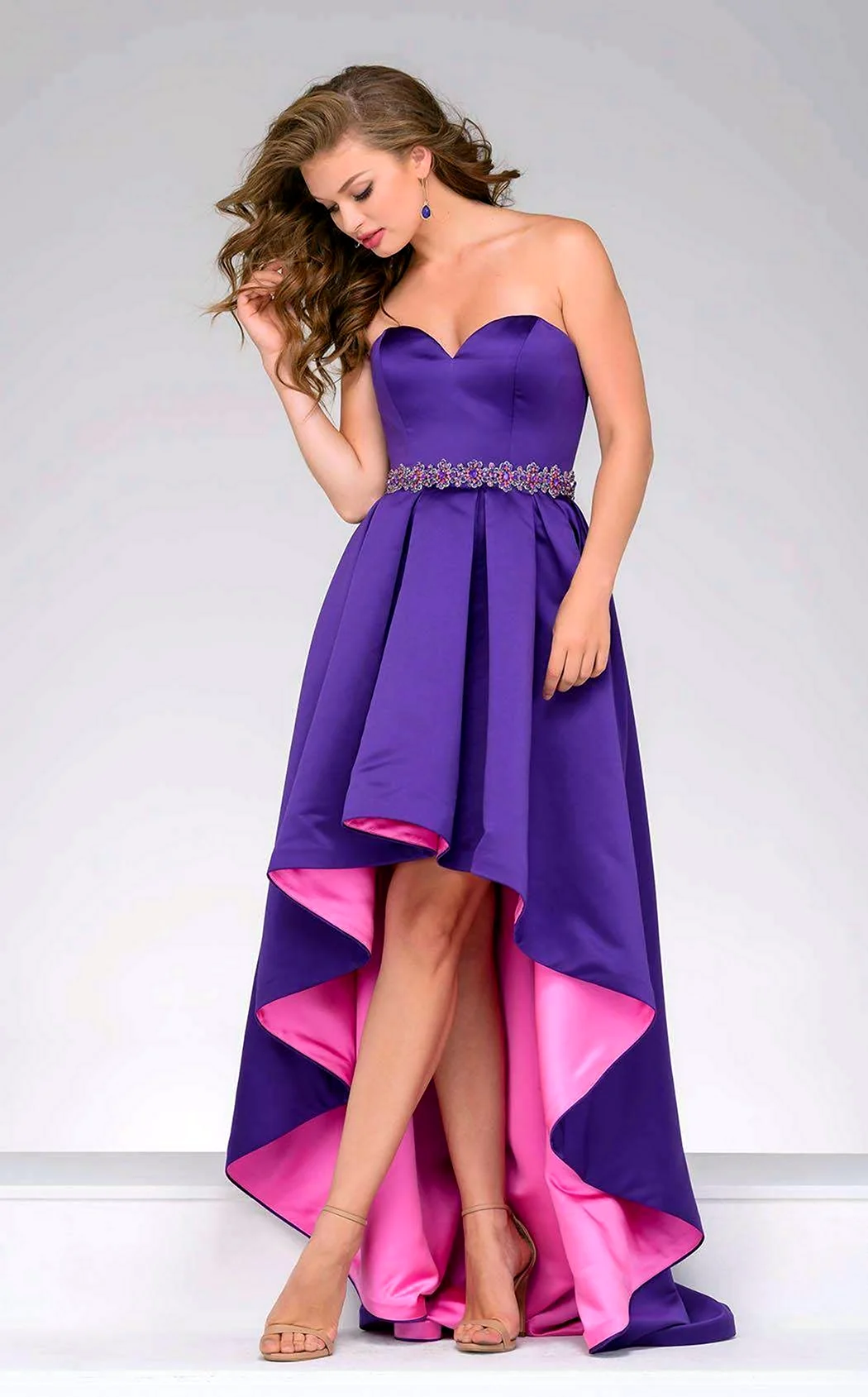 Фиолетовое платье со шлейфом