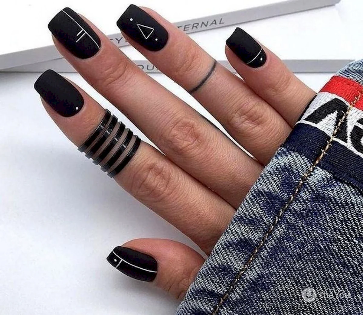 Черный квадратный маникюр