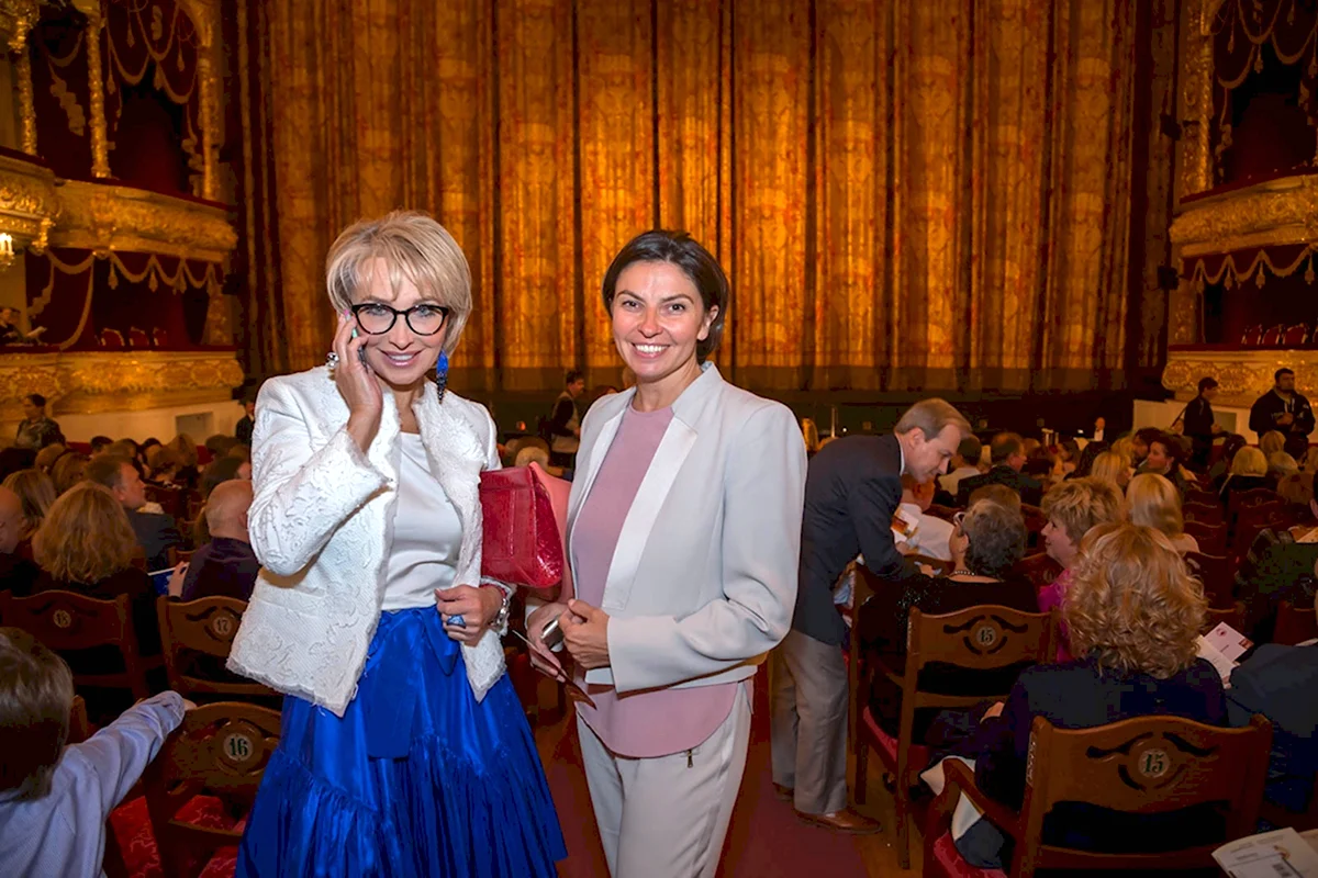 Одеться в театр