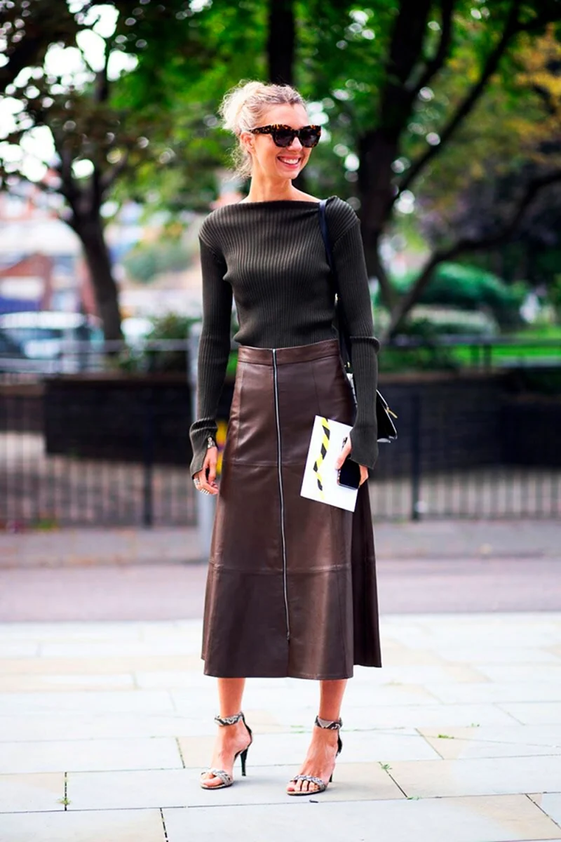 Кожаная юбка миди стрит стайл