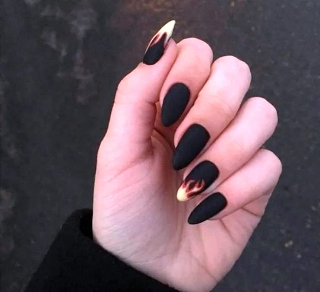 Ногти чёрные матовые миндаль