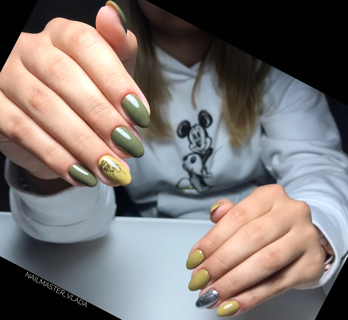Маникюр горчичный с зеленым