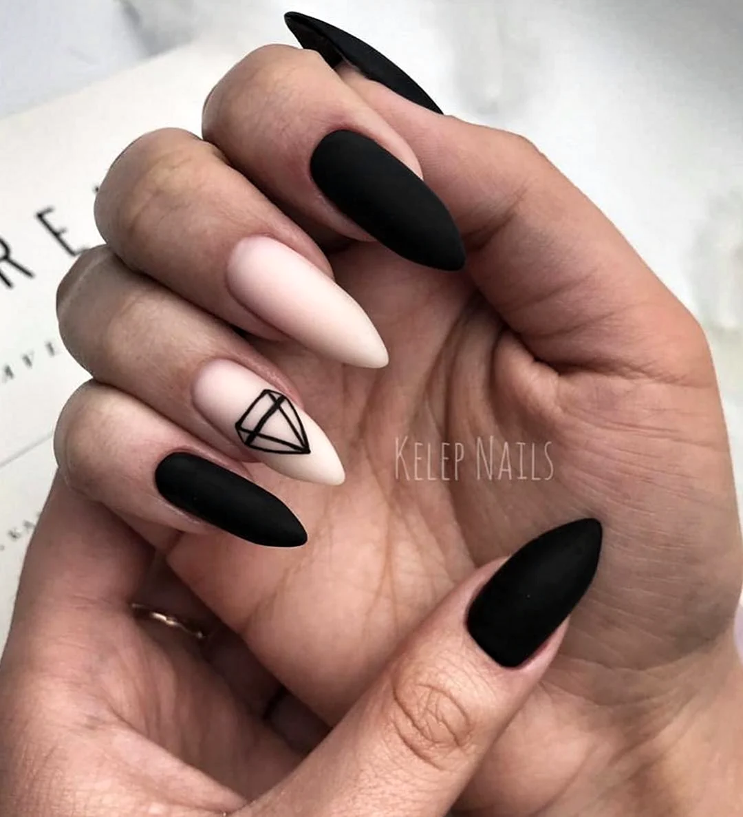 Ногти чёрные матовые миндаль