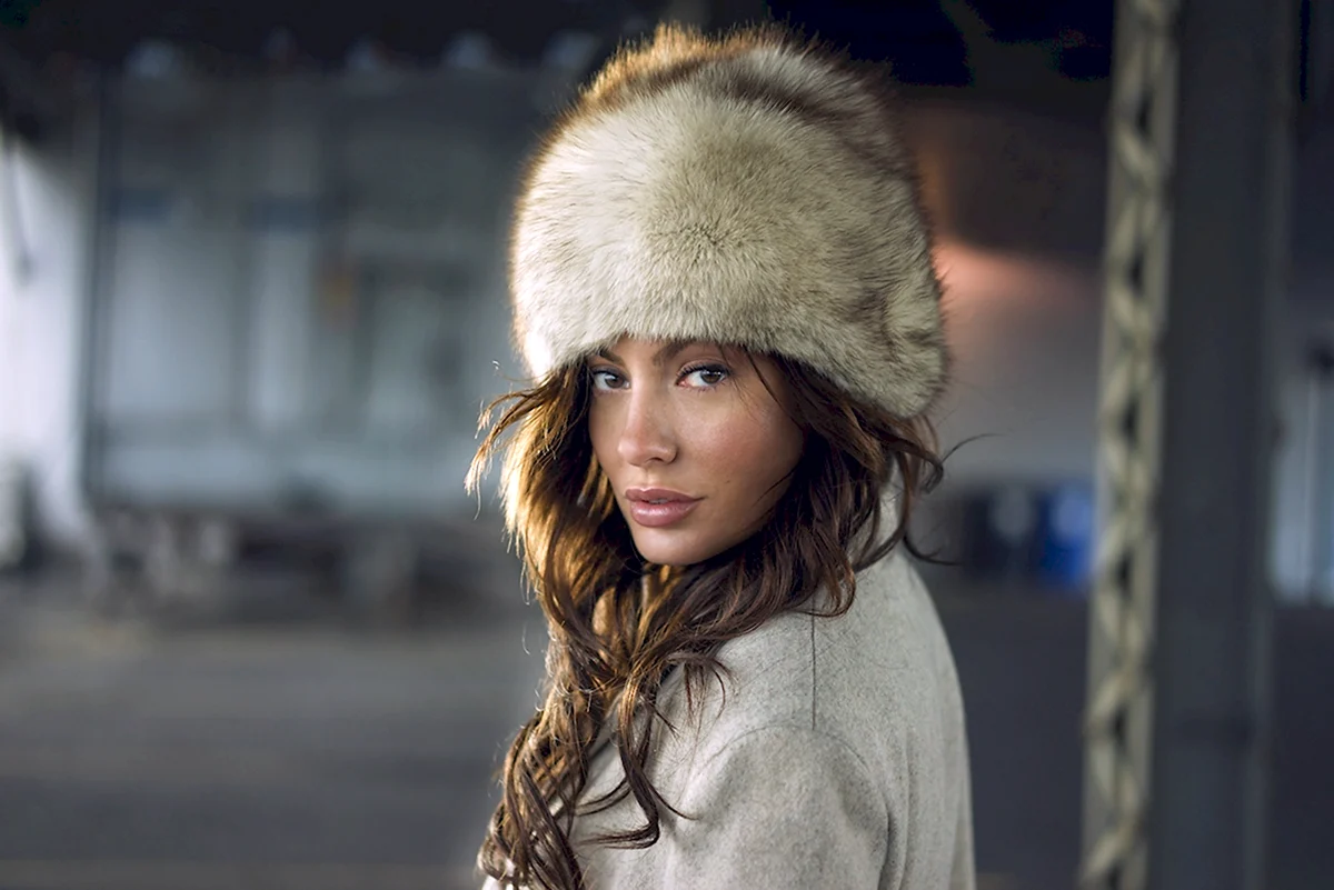 Анджелина Джоли в меховой шапке