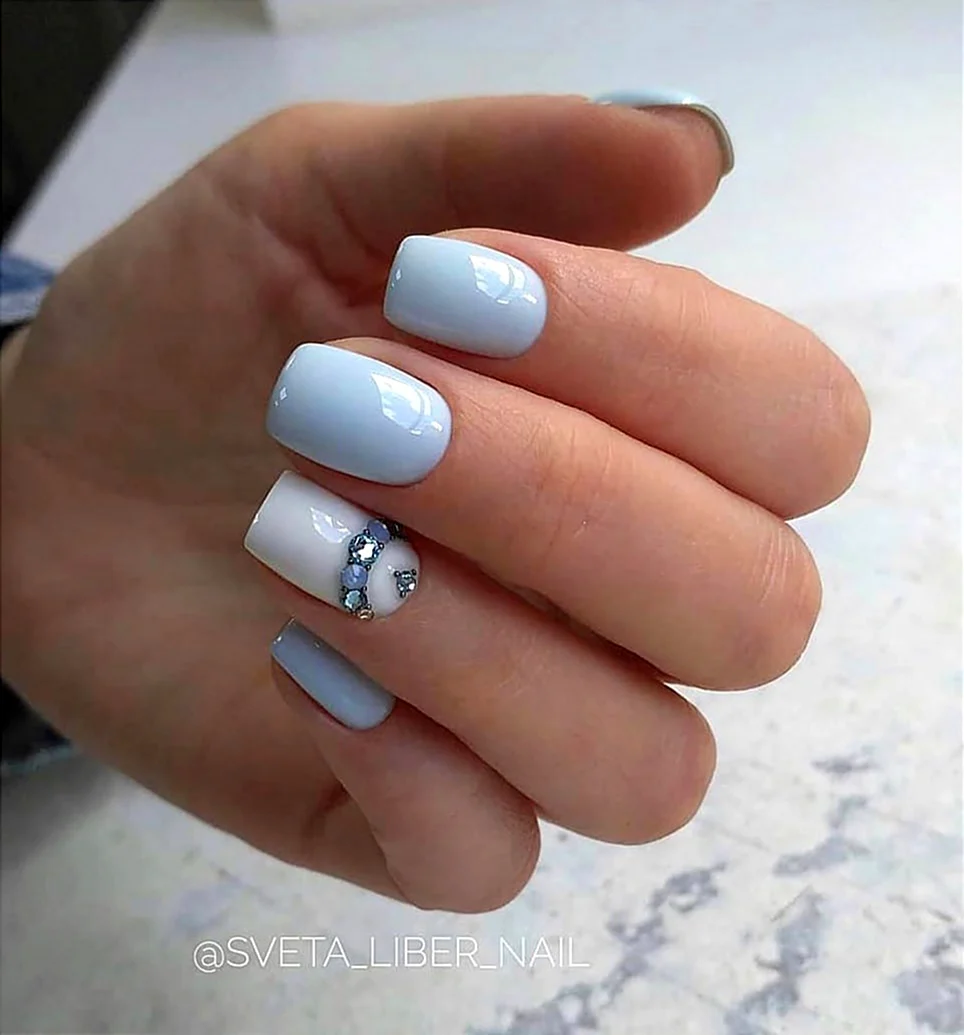 Бледно голубой маникюр