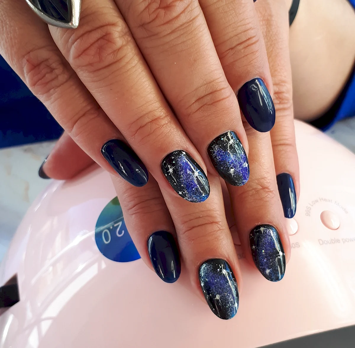 Синий маникюр 2021 миндаль