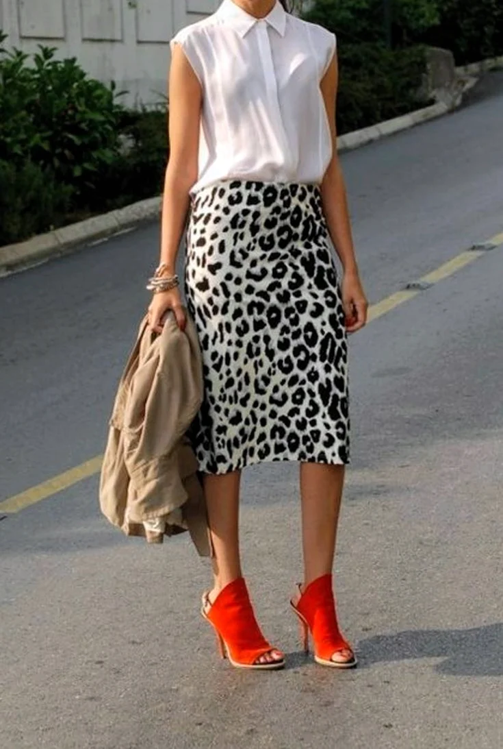 Леопардовая юбка с белой блузкой