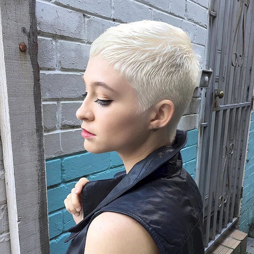 Джесси Джей подстриглась налысо