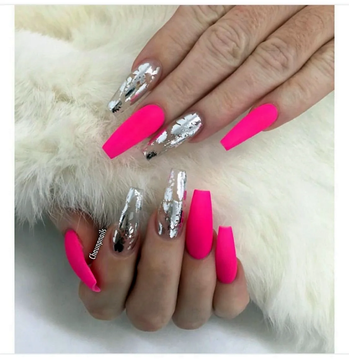Маникюр ярко-розовый с серебром
