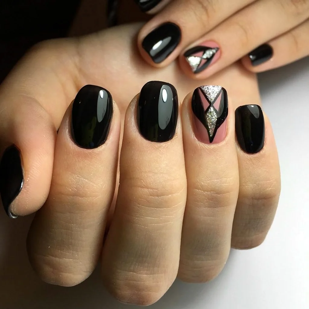 Маникюр темный геометрия