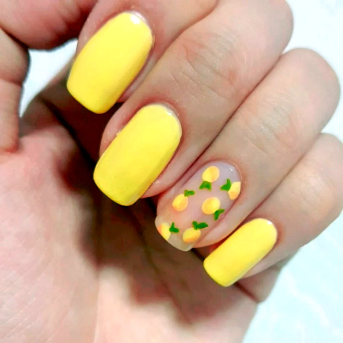 Нежно желтый матовый маникюр
