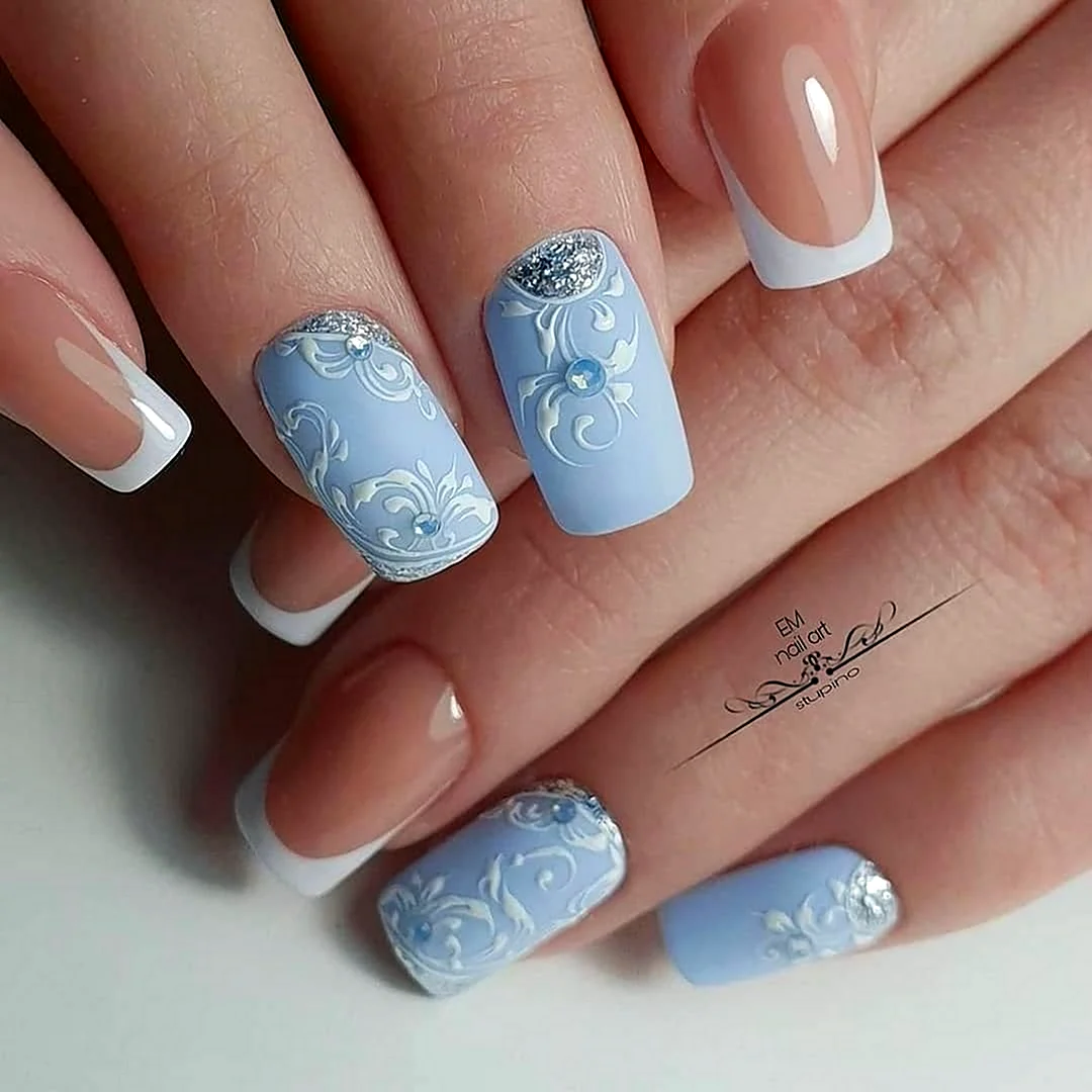 Маникюр зимний нежный