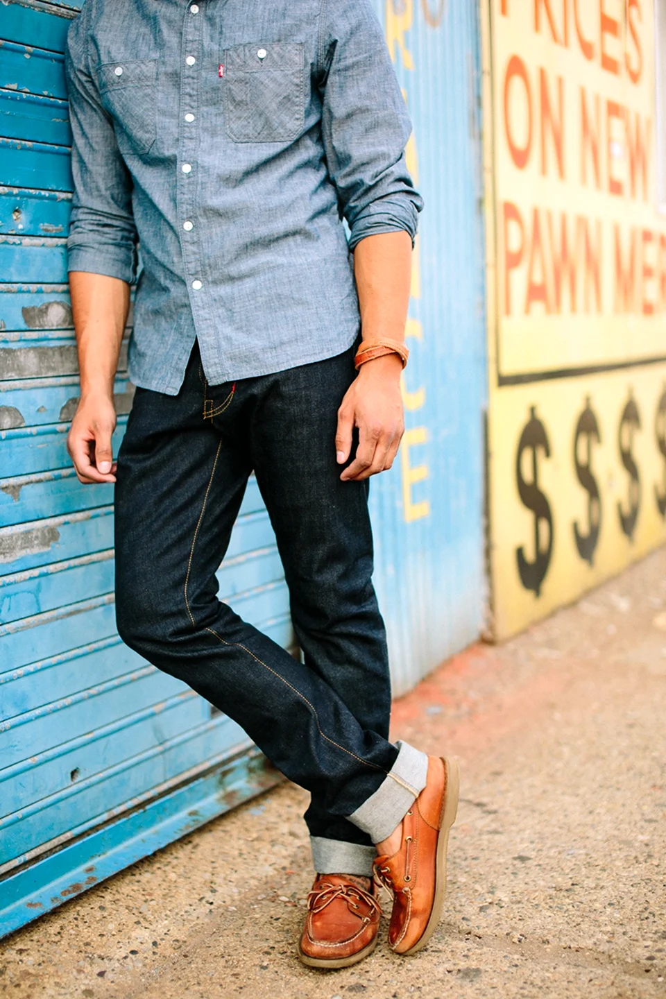 Темные джинсы и рубашка