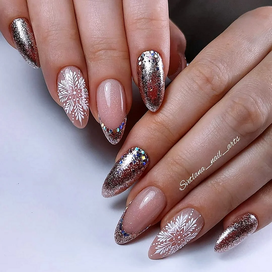 Зимний маникюр блестящий