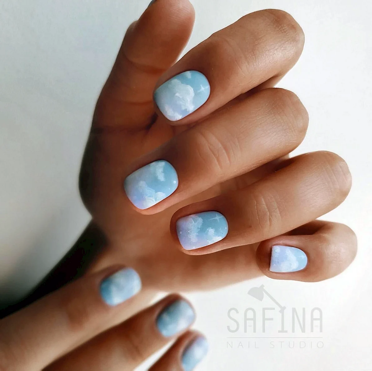 Голубой маникюр с облачками