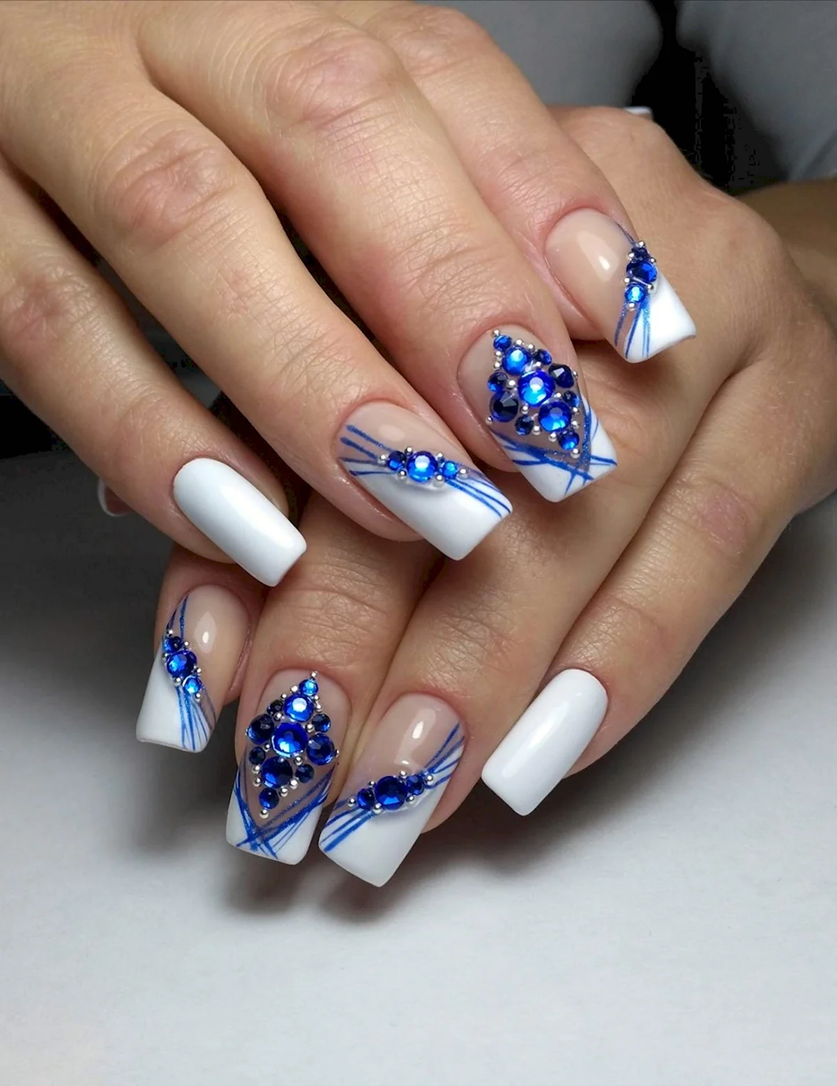 Маникюр синий с белым