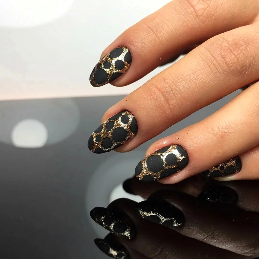 Черные ногти с леопардом
