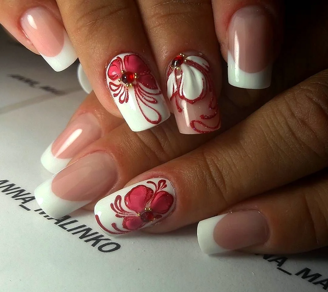 Французский маникюр с розами