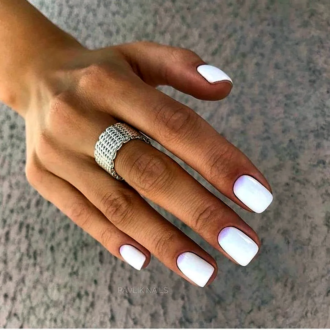 Белый маникюр