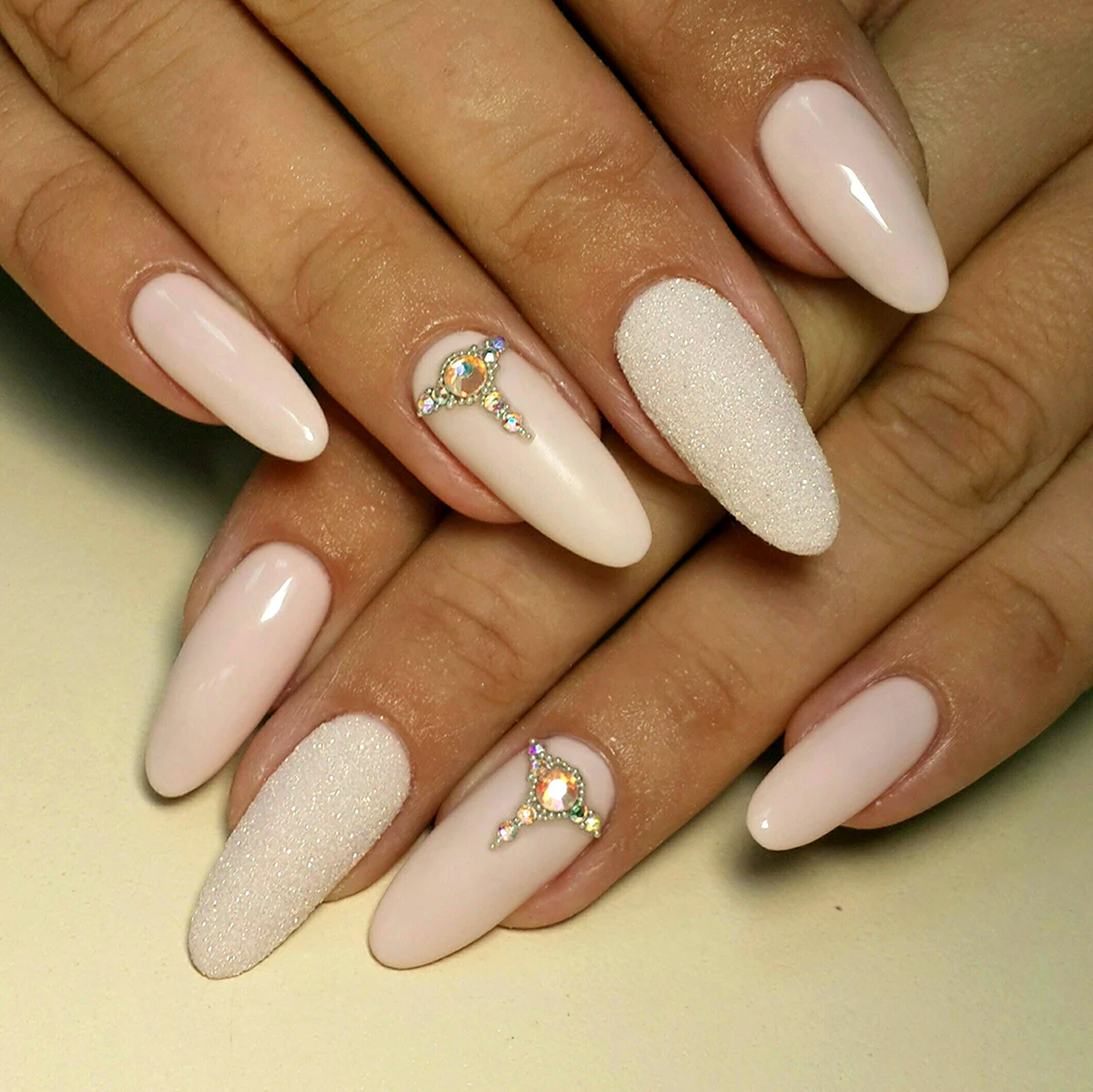 Маникюр миндаль нюд белый