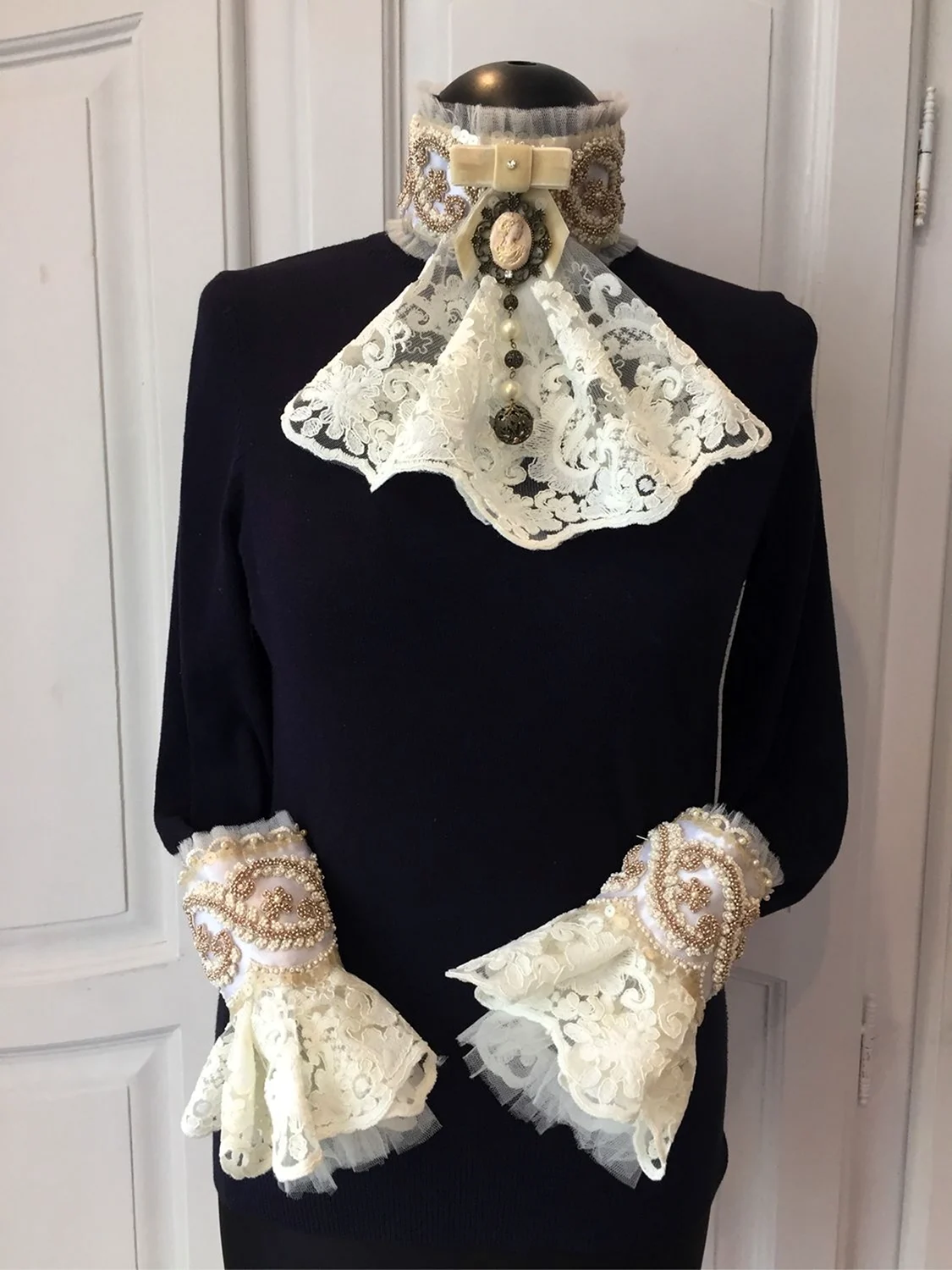 Кружевное жабо и манишки