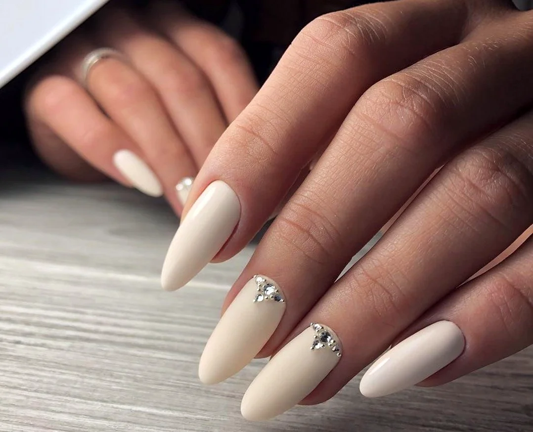 Молочный маникюр 2022 миндаль