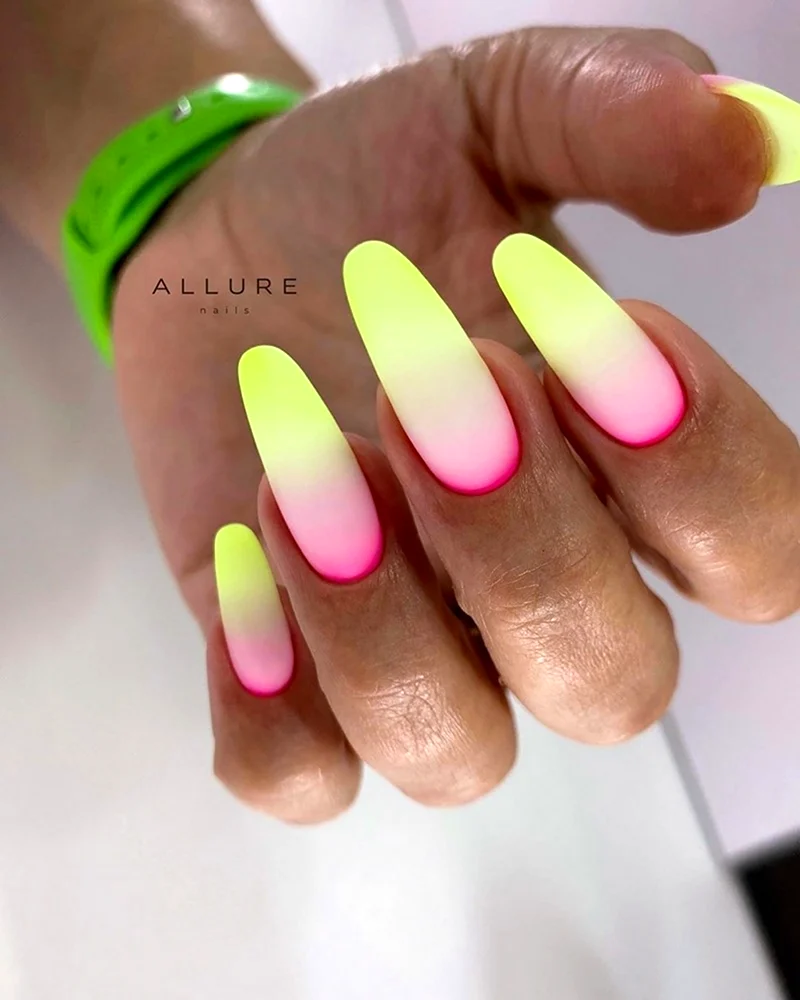 Летний маникюр градиент