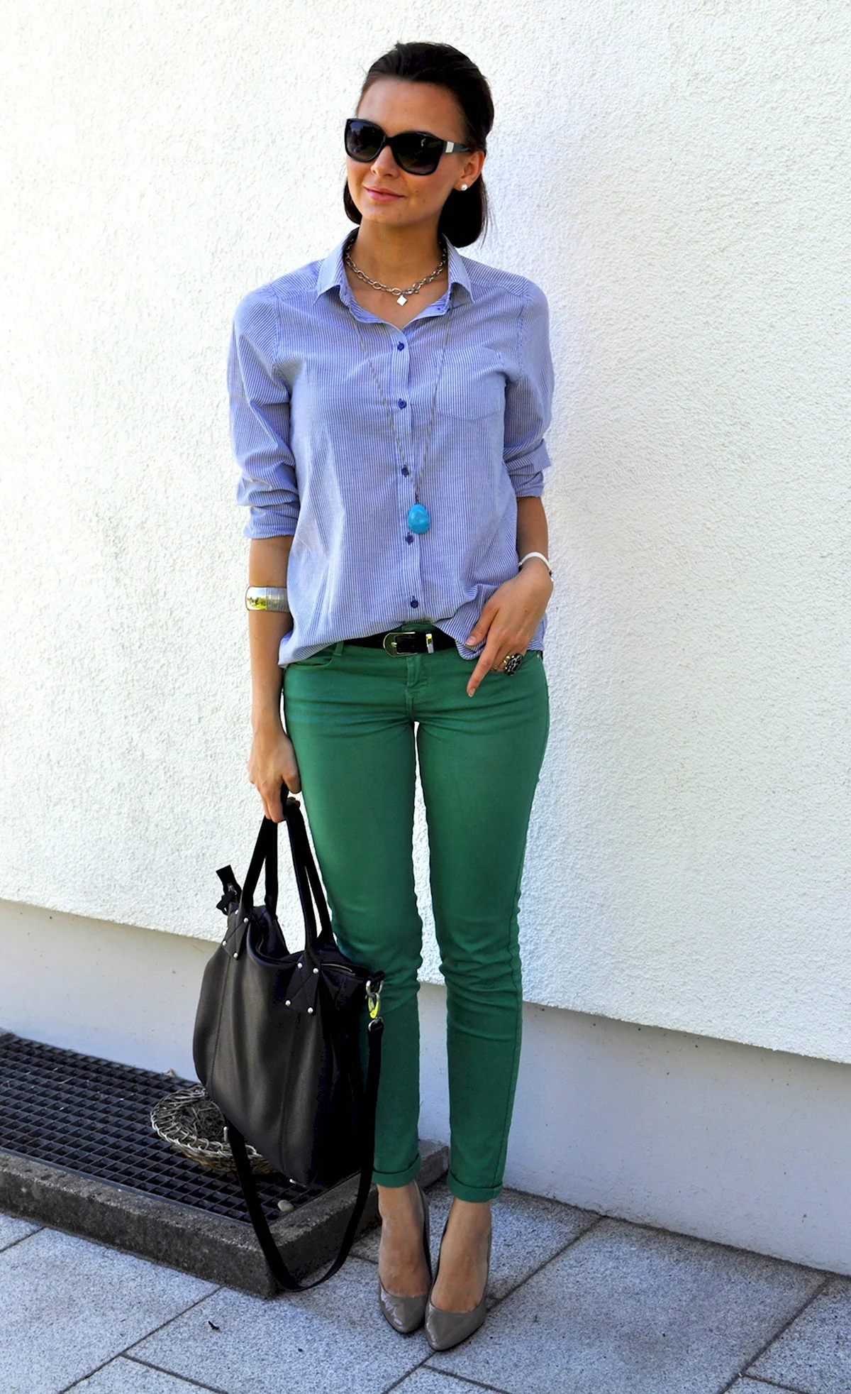 Зеленые штаны с рубашкой женские