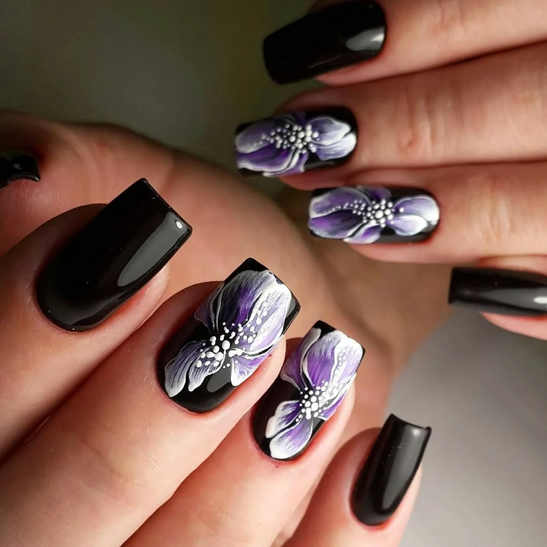 Чёрный маникюр с цветами