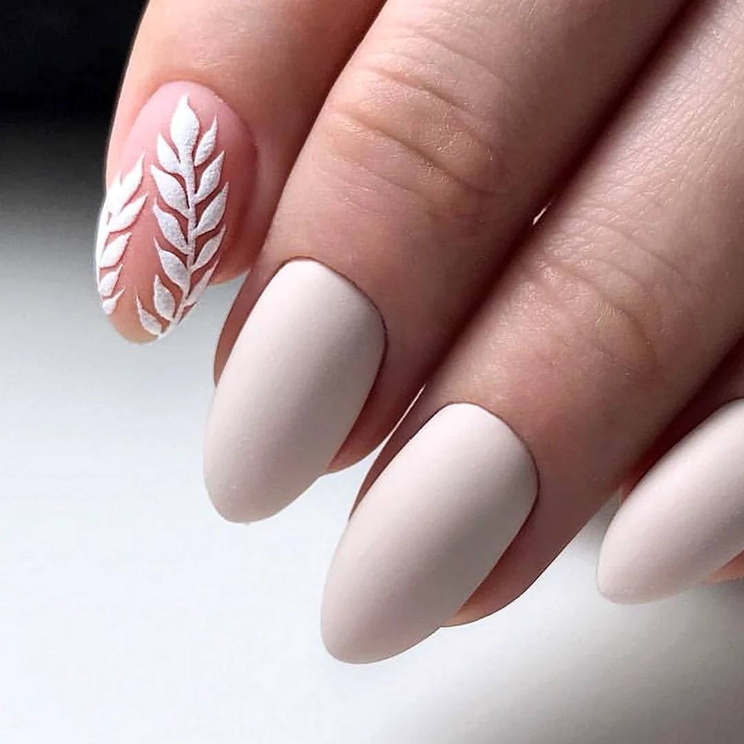 Белый матовый маникюр